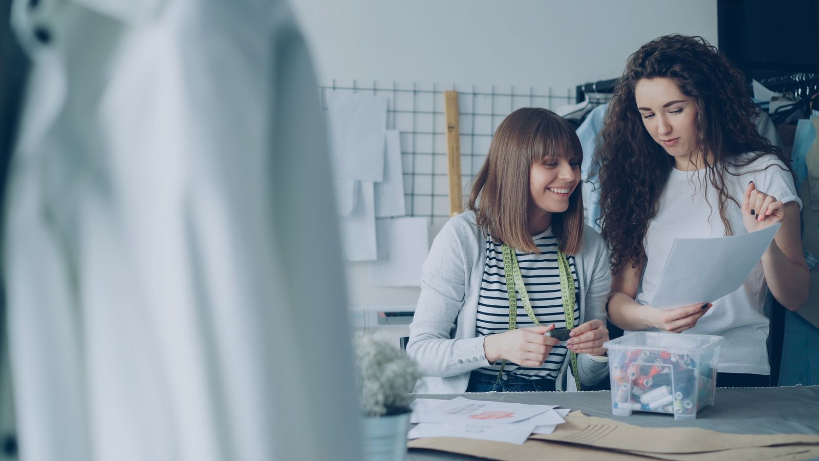 Deux salariées qui travaillent ensemble dans un atelier
